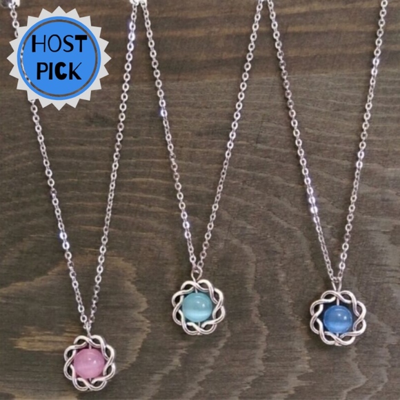 Jewelry - 🎉HP🎉Cat Eye Silver Tone Necklace